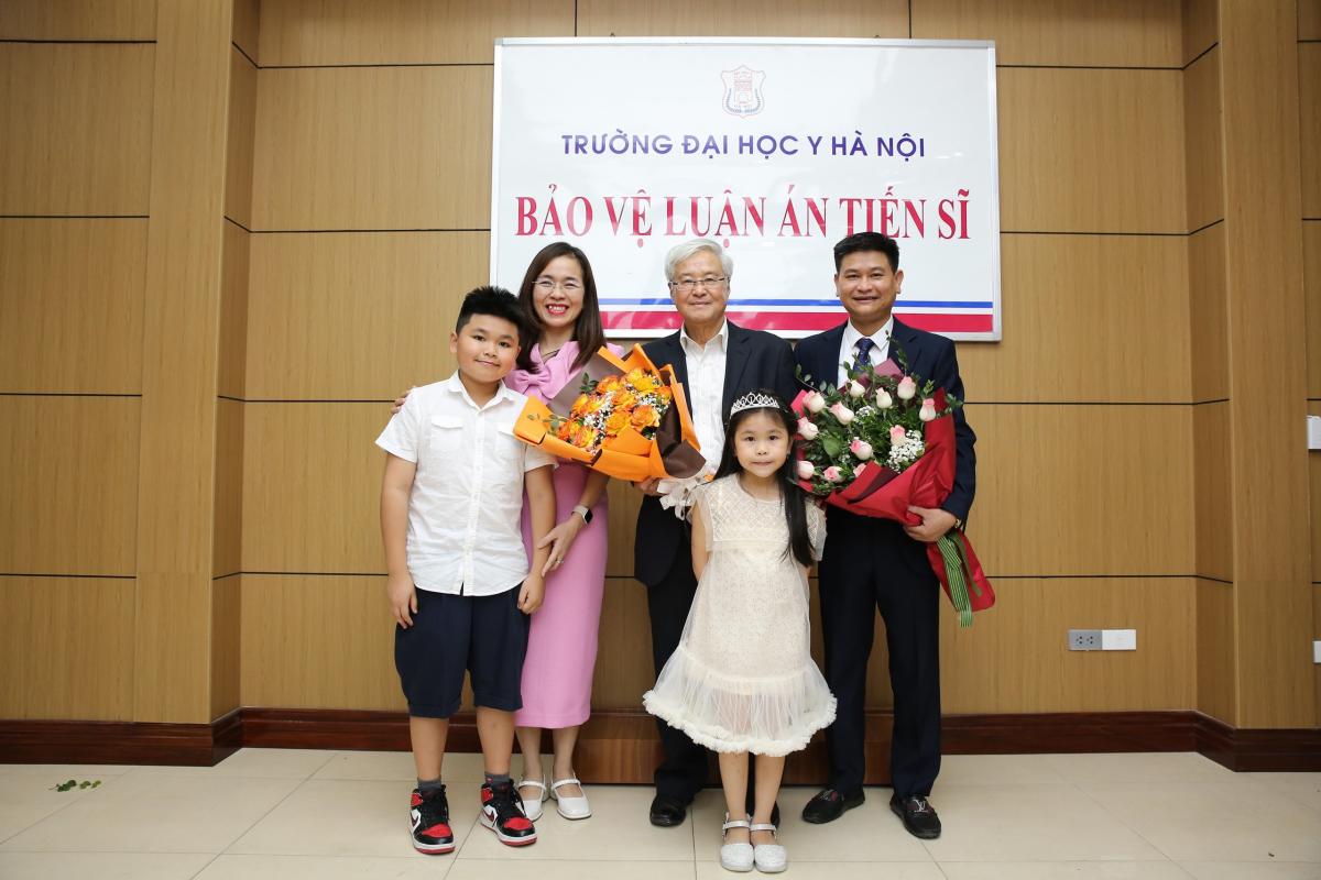 Thầy Nguyễn Anh Thơ cùng gia đình